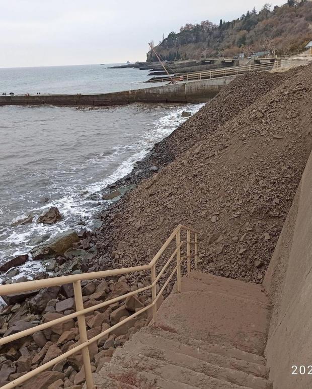 У Криму знищили популярний пляж: звозять сміття самоскидами (фото)