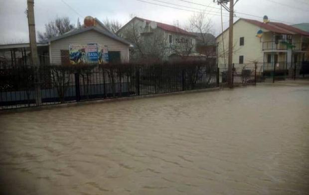 Стихія вируватиме в курортному містечку на Запоріжжі ще кілька днів.