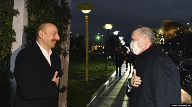 Вітання президента Азербайджану Ільгама Алієва (л) та його турецького колеги Реджепа Ердогана, Баку, 9 грудня 2020 року