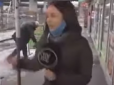Миттєва карма: У Києві чоловік накинувся на журналістку з кулаками і впав на льоду (відео)