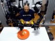 Роборуки, керовані мозком, допомогли паралітику розрізати тістечко (відео)