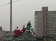 По Києву на військовому авто роз'їжджають Діди Морози з ялинкою (фото, відео)