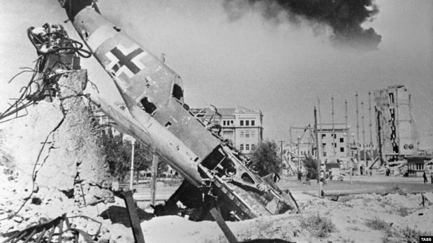 Друга світова війна. Збитий німецький винищувач Ме-109 у центрі зруйнованого Сталінграду