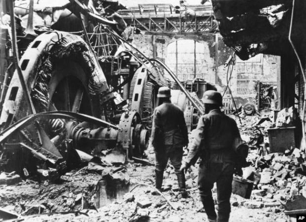 Німецькі військові проходять через генераторну станцію в заводському районі Сталінграду, 28 грудня 1942 року