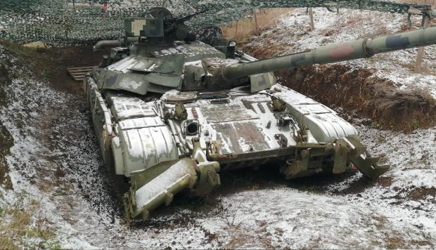 На Херсонщині "Булати" готують до бойової готовності. Фото: Танк Т-64БМ «Булат» на Херсонщині. Грудень 2020