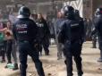 Довелося штурмувати бульдозером: Іспанська поліція насилу спромоглася розігнати новорічну вечірку (відео)