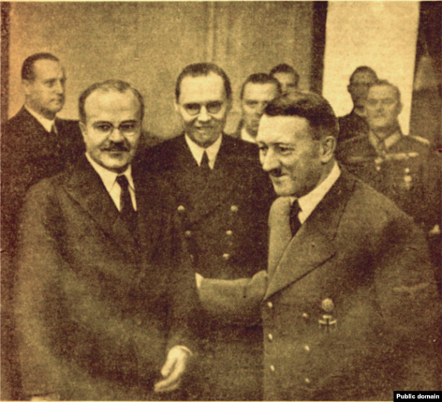 В’ячеслав Молотов (ліворуч) та Адольф Гітлер під час переговорів в імперській канцелярії. Листопад 1940 року. (Фото з радянської газети «Правда»)