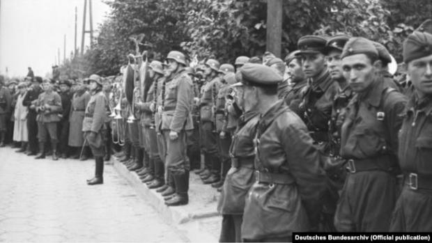Під час спільного параду Вермахту і Червоної армії після вторгнення на територію Польщі військ Німеччини та СРСР. Брест, 22 вересня 1939 року