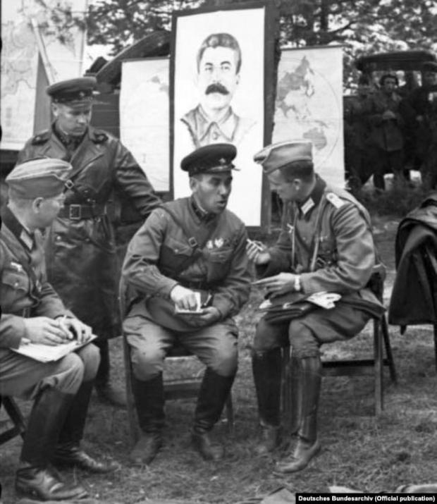 Німецькі та радянські військові після вторгнення на територію Польщі військ Німеччини та СРСР. Брест, 22 вересня 1939 року