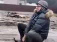 Нема снігу? Не проблема: На Львівщині влаштували веселі перегони на санках по грязюці (відео)