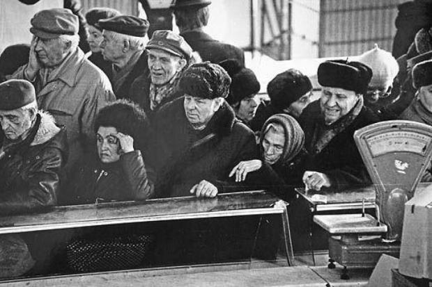 Фото передає вираз обличь і настрій радянських громадян, які стоять у черзі
