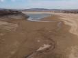 Пустеля із потрісканою землею: У мережі показали чергове пересохле стратегічне водосховище в Криму (фото)