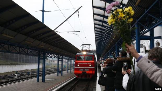 У Севастополі зустрічають російський пасажирський поїзд «Таврія» із Санкт-Петербурга, 25 грудня 2019 року