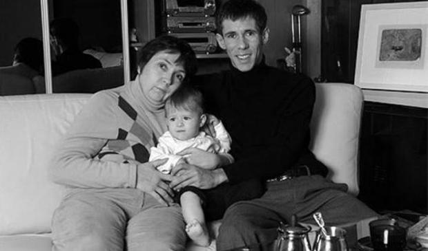 Олексій Панін з матір'ю та донькою