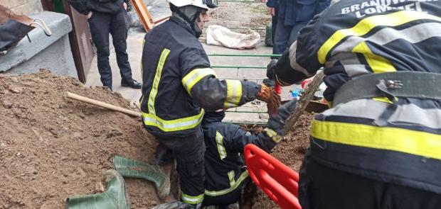 У Києві чоловіка на смерть засипало грунтом в тунелі. Фото