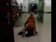 От-така от медицина..: В одеській лікарні після накладення гіпсу жінка змушена була поповзом діставатися до виходу з лікарні (відео)