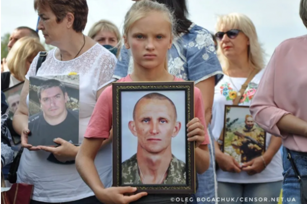 Дочка Ярослава Журавля з портретом загиблого батька