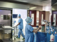 Справжній прорив у хірургії: У Франції хірурги вперше пересадили руки і плечі людині