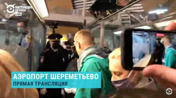 Навального затримали на паспортному конт…