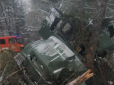 Пасажирів із кузова просто порозкидало: На Львівщині перекинулася вантажівка з 29 військовими (фото, відео)