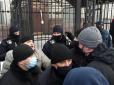 У Києві акцію протесту біля посольства РФ припинили невідомі. Зірвали і спалили плакати, розбили таблички (відео)