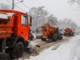 На Одещині через снігопад застрягли на трасі автобуси з пасажирами (відео)