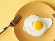 Результат вражає! Чоловік 7 днів їв тільки яйця і показав, як змінилося його тіло (фото, відео)