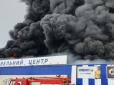 Валить чорний дим, людей терміново евакуюють: У Первомайську спалахнула сильна пожежа в 