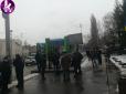 У Києві відбулися запеклі зіткнення біля будівлі одного з телеканалів (фото, відео)