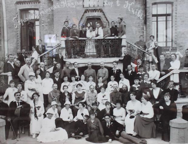 В 1919 году Первый украинский хор был отправлен в турне по странам Европы для популяризации украинской культуры. Этот снимок сделан в Киеве