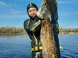 Любитель підводної рибалки з Дніпра похвалився своїм зимовим уловом (фотофакт)