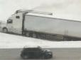 Відео дня: Як впертий водій вантажівки відчайдушно намагався 