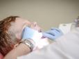 Скандал у Рівному: Стоматологиня, підозрювана в побитті дітей, продовжує працювати в клініці (фото)