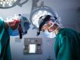 Шанс на нове життя: Українські лікарі першими в світі провели операцію з видалення гігантської пухлини ока (фото)