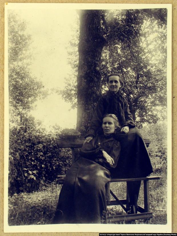 Леся Українка з тіткою Олександрою Шимановською. Зелений Гай, 1906 рік