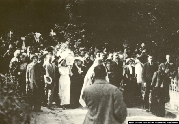 Труну із Лесею Українкою несуть жінки на Байковому кладовищі у Києві 7 серпня 1913 року
