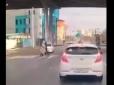 Мажори скрізь однакові: На Росії п'яний син депутата на швидкості збив пішоходів і влаштував бійку з копами (відео)