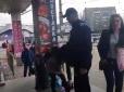 Постраждали випадкові перехожі: У Миколаєві чоловік прийшов у супермаркет без маски і розпорошив газ в охоронців (відео)