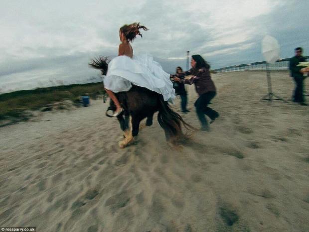 Найневдаліша весільна фотосесія, після якої наречена травмувалася й набрала повен рот піску.