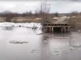 На Рівненщині льодохід зруйнував міст через річку Случ (відео)