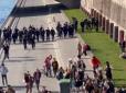 Не час веселитися: У Парижі поліція очистила набережну Сени від порушників карантину (відео)