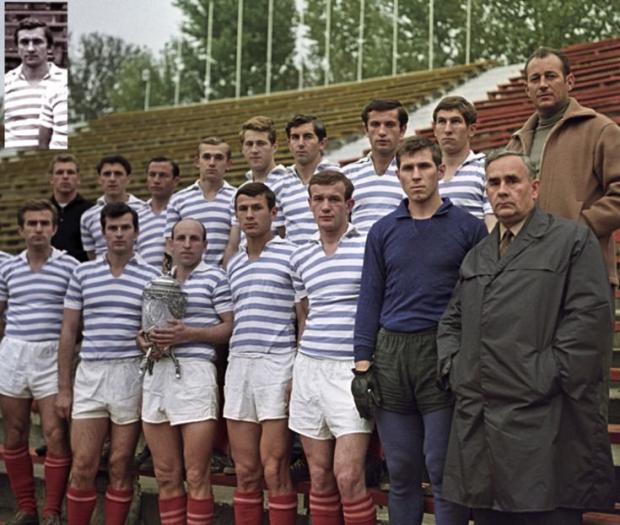 Роман Покора (четвертий зліва в верхньому ряду) в 1969 році став з «Карпатами» 