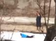 Мережа в шоці: У Києві дитина гралася на крижині, а мати чекала на березі (відео)