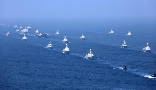 Флот КНР на маневрах, по центру - авіаносець "Ляонін"