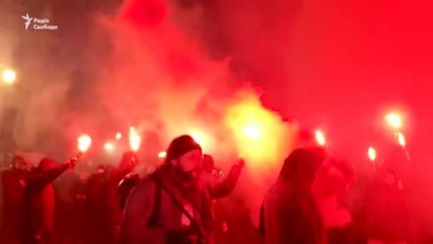 Акція на підтримку Стерненка: активісти побили шибки офісу президента та палили фаєри (відео)