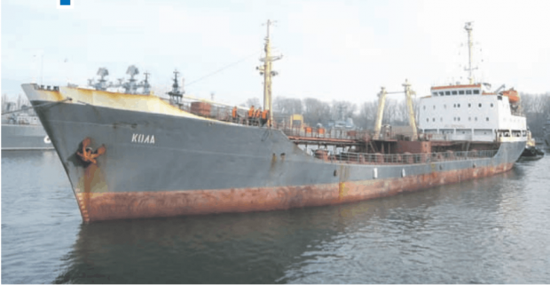 У Суецькому каналі суховантаж зачепив російський військовий танкер