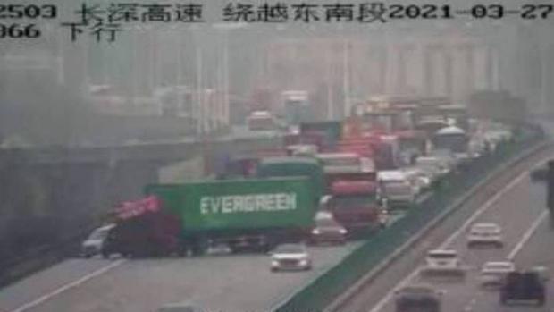 У Китаї фура компанії Evergreen, що перекрила Суецький канал, заблокувала трасу