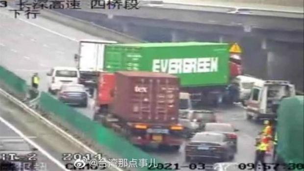 У Китаї фура компанії Evergreen, що перекрила Суецький канал, заблокувала трасу