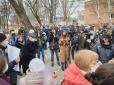 У виша Ахметова вже є проблеми: На Донеччині мітингують проти забудови міського парку (фото)