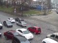 Незвичайні автопригоди: Побачивши позашляховик без водія, жінка з переляку протаранила дві автівки (відео)